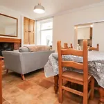 Kingfisher Cottage, 11 Airebank Terrace *