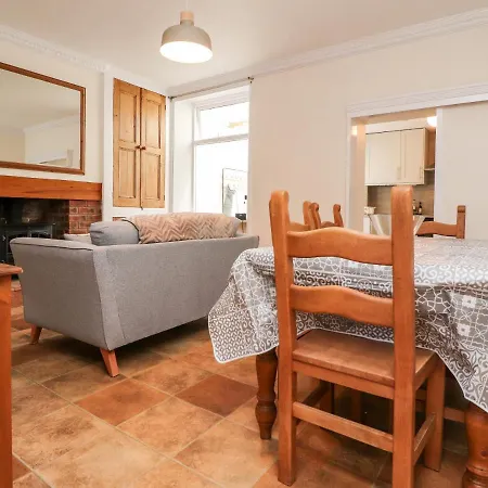 Kingfisher Cottage, 11 Airebank Terrace *