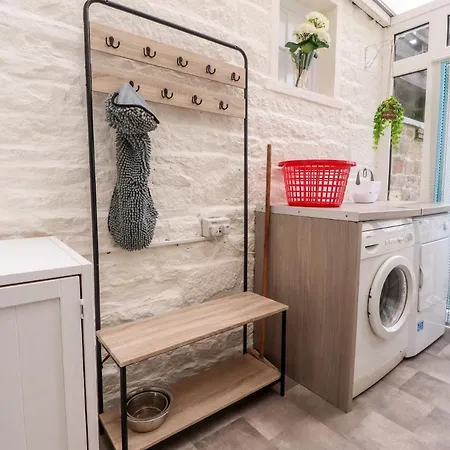 Kingfisher Cottage, 11 Airebank Terrace